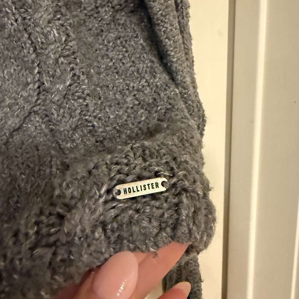 Hollister Women's Gray Cable Knit Sweater - Picture 3 of 5